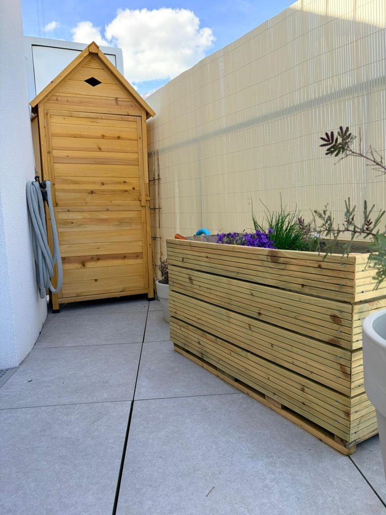 Cabanon et bac à fleurs